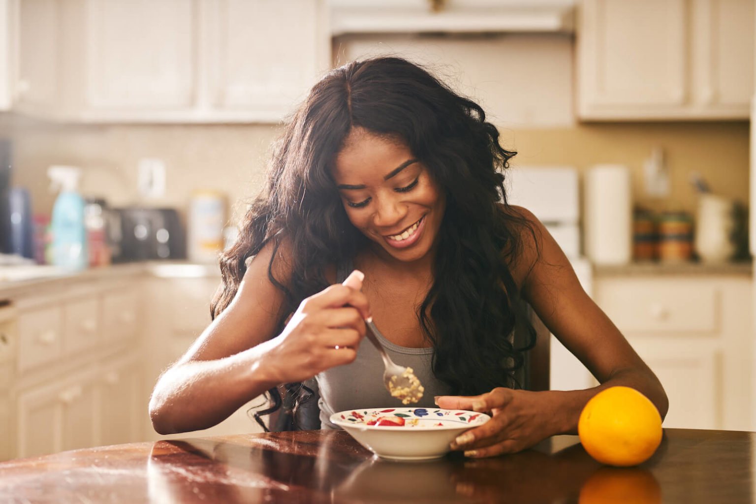 She has just breakfast. Питание человека. Black people. African American woman. Black woman healthy.